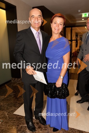Tone Strnad, direktor Medis Intago, s soprogo (13. mesto na lestvici najbogatejših Slovencev)Najbogatejši Slovenci 2013 po lestvici Manager