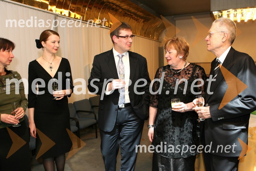 Branka Strmole-Ukmar, žena Kristijana Ukmarja, ravnatelja SNG Opera in Balet Ljubljana, Metoda in Žiga Debeljak, predsednik uprave družbe Mercator d.d. in dr. Lovro Šturm, minister za pravosodje z ženoOpera Samson in Dalila