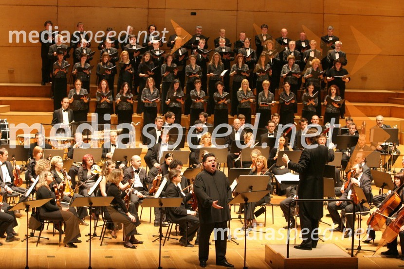 Badri Maisuradze, operni pevec v vlogi Samsona z glasbeniki orkestra in pevci opernega zbora SNG Opera in balet LjubljanaOpera Samson in Dalila
