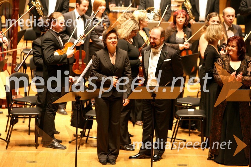 Martina Batič, vodja opernega zbora, Jože Vidic, operni pevec v vlogi Dogonov veliki svečnik, Mirjam Kalin, operna pevka v vlogi Dalile in ...Opera Samson in Dalila
