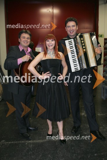 Matjaž Vlašič, glasbenik, Nuša Derenda, pevka in njen mož Frenk13. festival Polka in valček