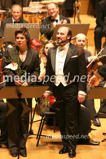Martina Batič, vodja opernega zbora in Jože Vidic, operni pevec v vlogi Dogonov veliki svečnikOpera Samson in Dalila