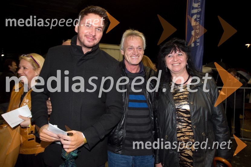 Robert Roškar, moderator; oče Slavko; mama DanicaUdar po moško 2, premiera predstave