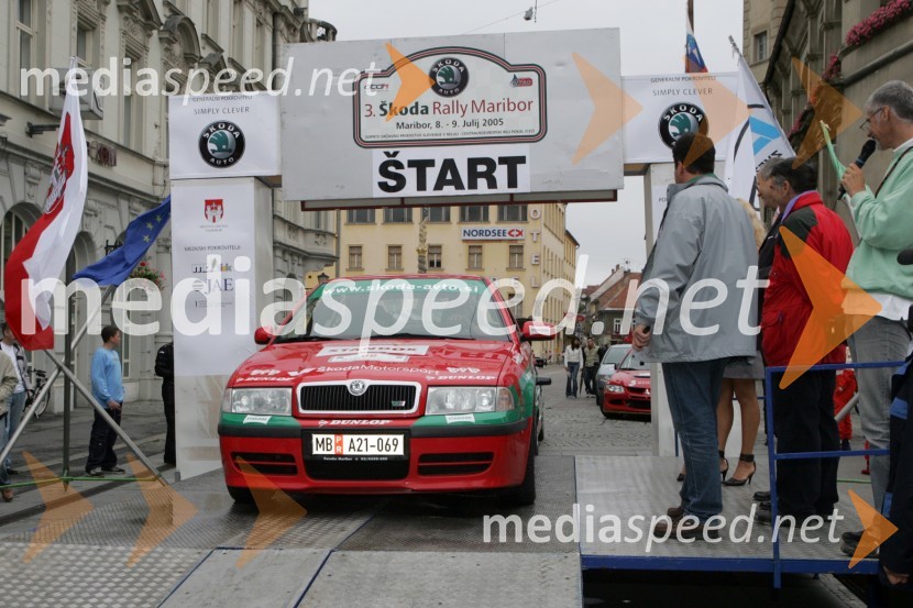 Predtekmovalno vozilo Škoda Octavia RS, ki jo je čez štartno rampo vozil radijski moderator Marko PotrčRALLY, 3.Škoda rally Maribor