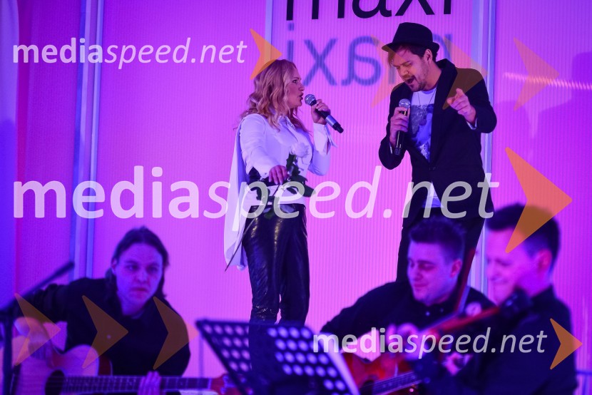 Nuša Derenda, pevka; Andraž Hribar, pevecEkskluzivna modna revija v blagovnici Maxi