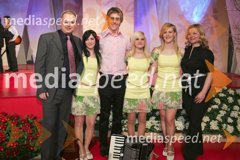 Igor Podpečan in Vera Šolinc, avtorja najboljše polke po izboru žirije z ansamblom Bum13. festival Polka in valček