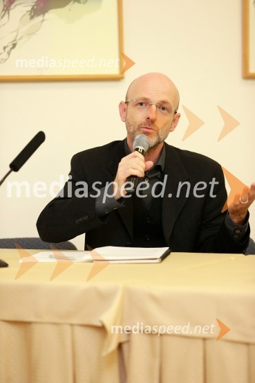 Boštjan Tadel, moderator okrogle mize8. slovenski forum inovacij 2013, prvi dan