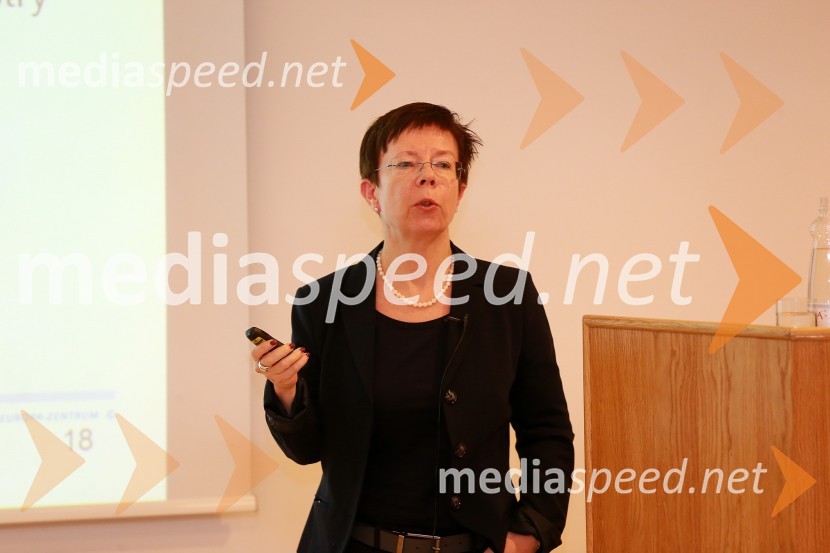 Dr. Petra Püchner, izvršna direktorica Steinbeis - Europa8. slovenski forum inovacij 2013, prvi dan
