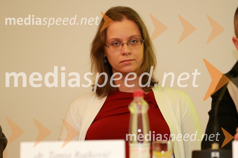 Tanja Rajkovič, vodja razvojnega sektorja Center odličnosti Polimerni materiali s tehnologijami prihodnosti8. slovenski forum inovacij 2013, prvi dan