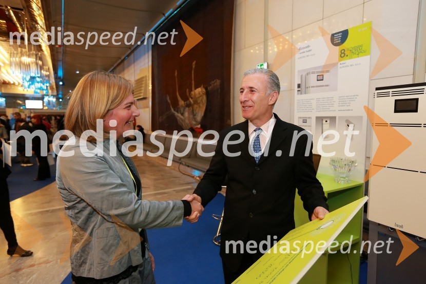 Daša Rakovec, vodja Sektorja za pospeševanje podjetništva; Šukrija Kačar, direktor Aurora 3M+ d.o.o.8. slovenski forum inovacij 2013, prvi dan