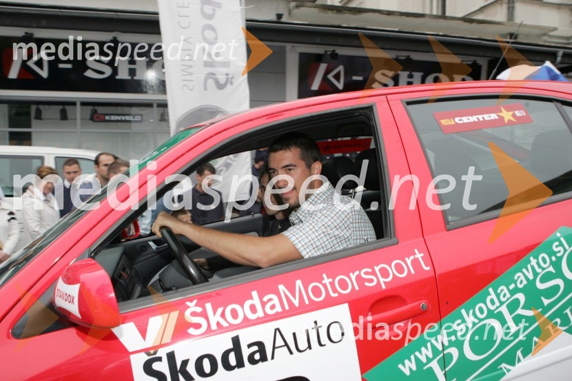 Predtekmovalno vozilo Škoda Octavia RS, ki jo je čez štartno rampo vozil radijski moderator Marko PotrčRALLY, 3.Škoda rally Maribor