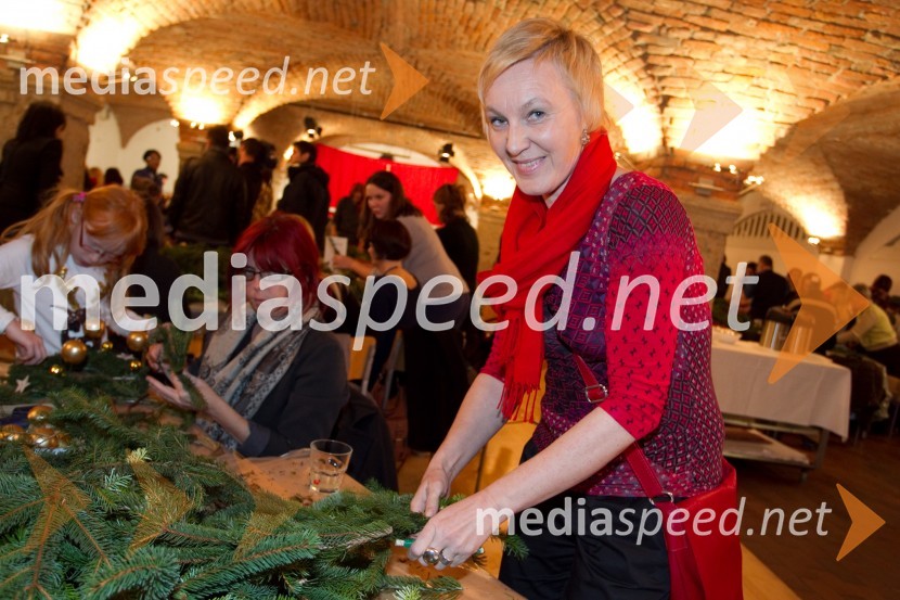 Meta Ornik, moderatorkaPletenje adventnih venčkov z znanimi Slovenci 2013