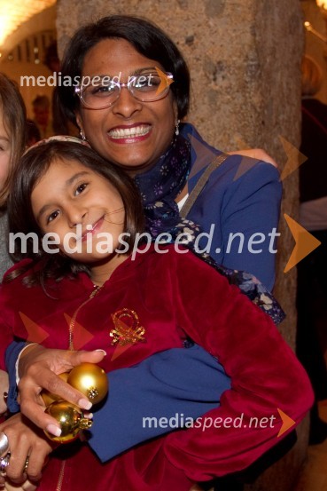 Vesna Nisha Dolinar, predsednica združenja SILA, hči PrijaPletenje adventnih venčkov z znanimi Slovenci 2013