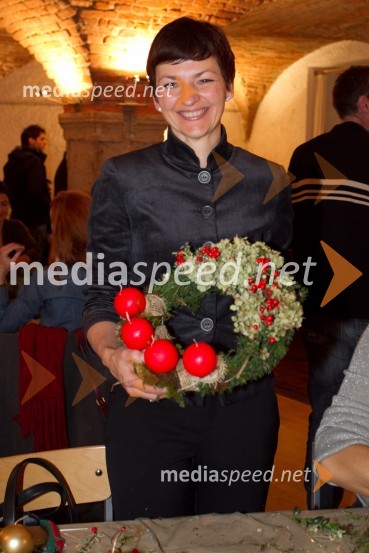 Dr. Maja Makovec Brenčič, prodekanja za razvoj na Ekonomski 
fakulteti v LjubljaniPletenje adventnih venčkov z znanimi Slovenci 2013