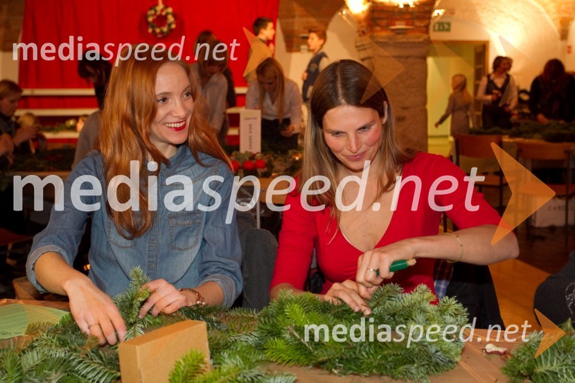 Mojca Mavec, voditeljica; Petra Matos, Očistimo SlovenijoPletenje adventnih venčkov z znanimi Slovenci 2013