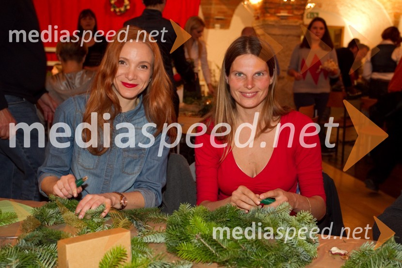 Mojca Mavec, voditeljica; Petra Matos, očistimo SlovenijoPletenje adventnih venčkov z znanimi Slovenci 2013