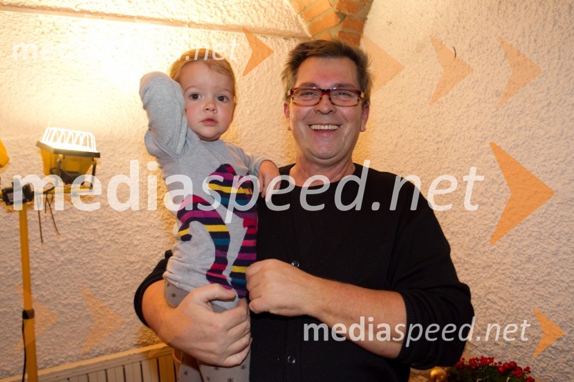 Ronja, vnukinja; Janez Dolinar, moderatorPletenje adventnih venčkov z znanimi Slovenci 2013