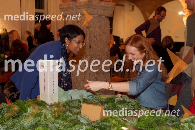 Vesna Nisha Dolinar, predsednica združenja SILA; Mojca Mavec, voditeljicaPletenje adventnih venčkov z znanimi Slovenci 2013