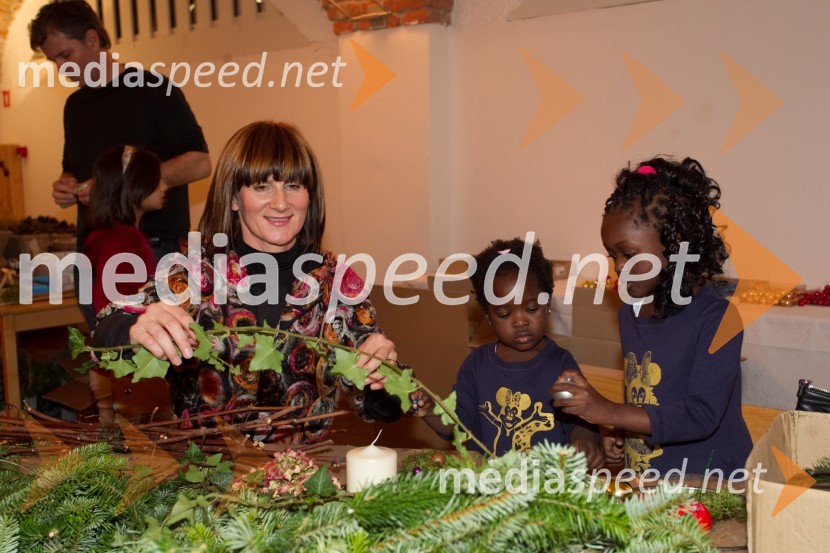 Maja Štamol Droljc, modna kreatorka; Dilsi, Žani LuisaPletenje adventnih venčkov z znanimi Slovenci 2013