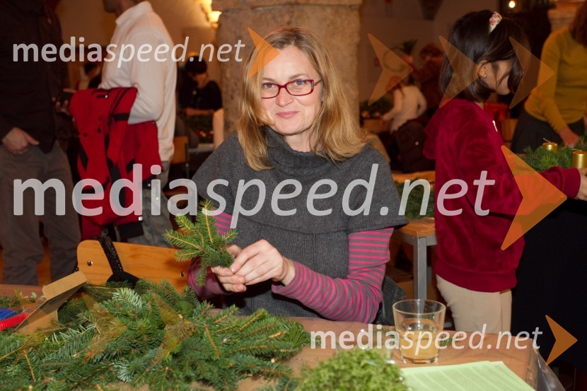 Alenka Kozolc, igralkaPletenje adventnih venčkov z znanimi Slovenci 2013