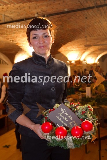 Dr. Maja Makovec Brenčič, prodekanja za razvoj na Ekonomski 
fakulteti v LjubljaniPletenje adventnih venčkov z znanimi Slovenci 2013