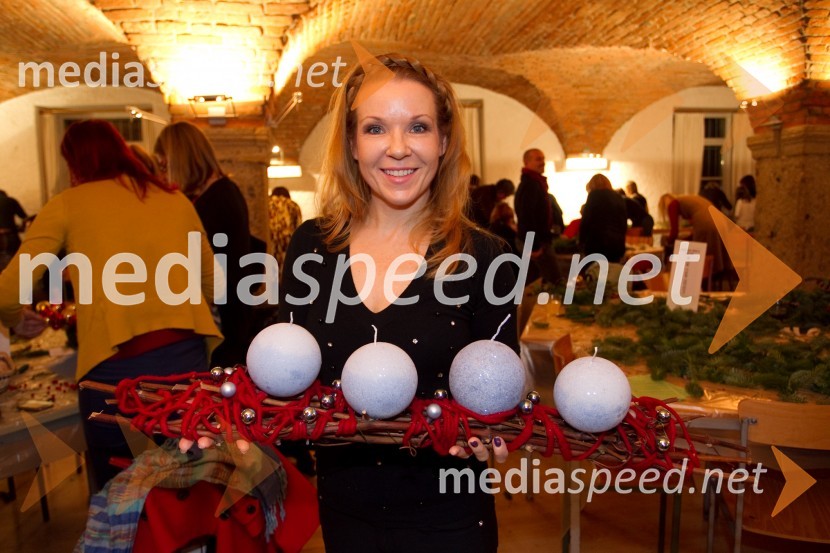 Regina Kogoj, pevkaPletenje adventnih venčkov z znanimi Slovenci 2013