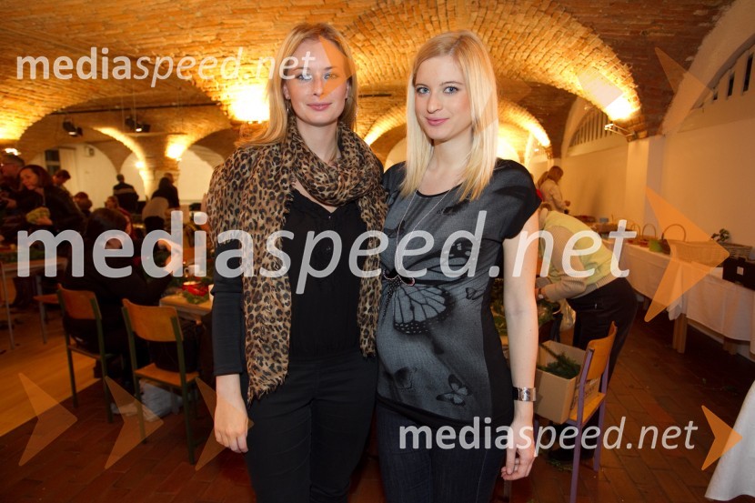 Ana Savšek, novinarka; Marika Savšek, miss Universe 2010Pletenje adventnih venčkov z znanimi Slovenci 2013