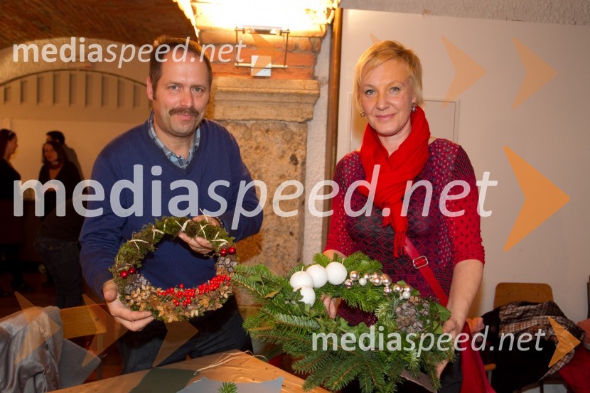 Robert o, moderator; Meta Ornik, moderatorkaPletenje adventnih venčkov z znanimi Slovenci 2013