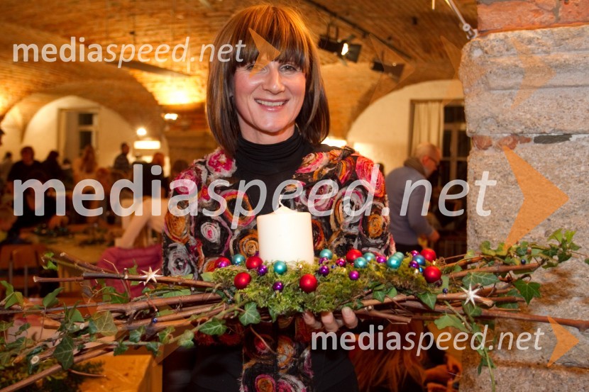 Maja Štamol Droljc, modna kreatorkaPletenje adventnih venčkov z znanimi Slovenci 2013