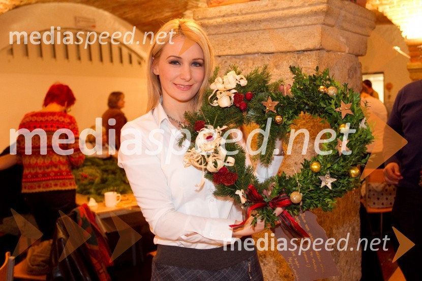 Mojca Krajnc, voditeljicaPletenje adventnih venčkov z znanimi Slovenci 2013