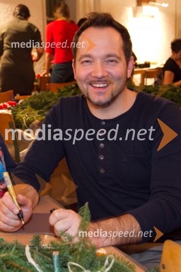 Aljaž Farasin, operni pevecPletenje adventnih venčkov z znanimi Slovenci 2013