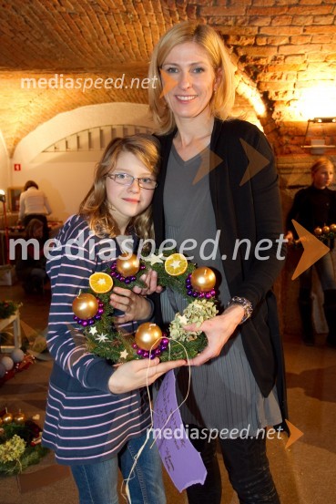 Klara, hči; Andreja Comino, novinarkaPletenje adventnih venčkov z znanimi Slovenci 2013