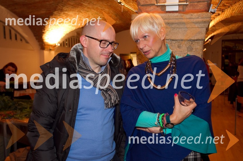 Matej Mrak, Barbara Drnač, novinarkaPletenje adventnih venčkov z znanimi Slovenci 2013