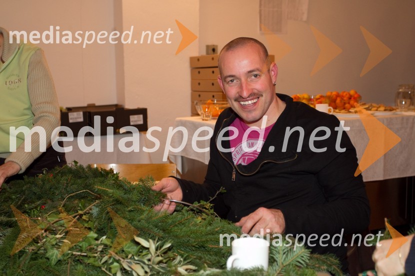 Srečko Blas-Daphne, član skupine SestrePletenje adventnih venčkov z znanimi Slovenci 2013