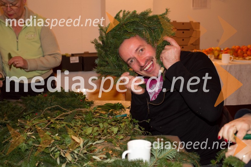 Srečko Blas-Daphne, član skupine SestrePletenje adventnih venčkov z znanimi Slovenci 2013