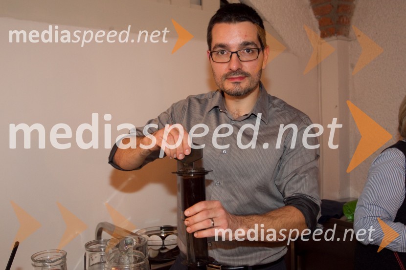 TIne ČoklPletenje adventnih venčkov z znanimi Slovenci 2013