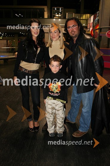 Iris Mulej, Miss Slovenije 2006, Nina Ivanič, igralka s sinom in Jernej Kuntner, igralecPredpremiera filma Ninja želve