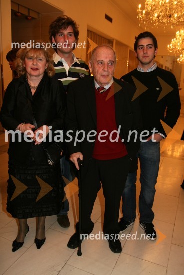 Jasmin Petan Malahovsky, hčerka Žarka Petana, Grega Malahovsky, vnuk, Žarko Petan, pisatelj in režiser, dobitnik Glazerjeve nagrade za življenjsko delo in Jaka Malahovky, vnukPodelitev Glazerjevih nagrad 2007