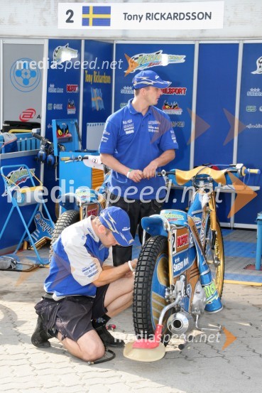 Mehanika švedskega tekmovalca Tonyja RickardssonaSPEEDWAY, Speedway Grand Prix - VN Poljske 2005 trening