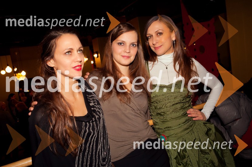 Katarina Stegnar, igralka; Barbara Ribnikar, igralka;  Maruša Oblak, igralkaPavla nad prepadom, premiera predstave