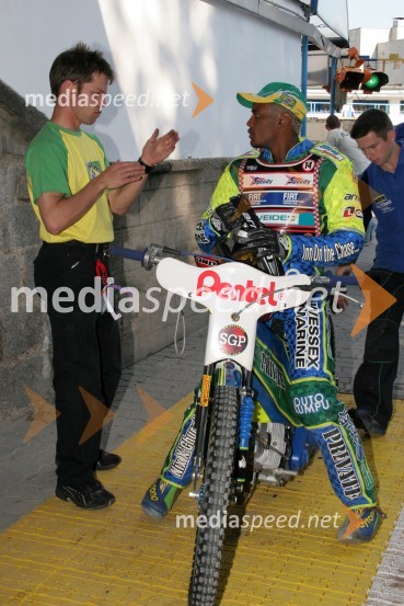 Antonio Lindbaeck, Švedska (desno) in njegov mentor ter tuner Brian Andersen (Danska)SPEEDWAY, Speedway Grand Prix - VN Poljske 2005 trening