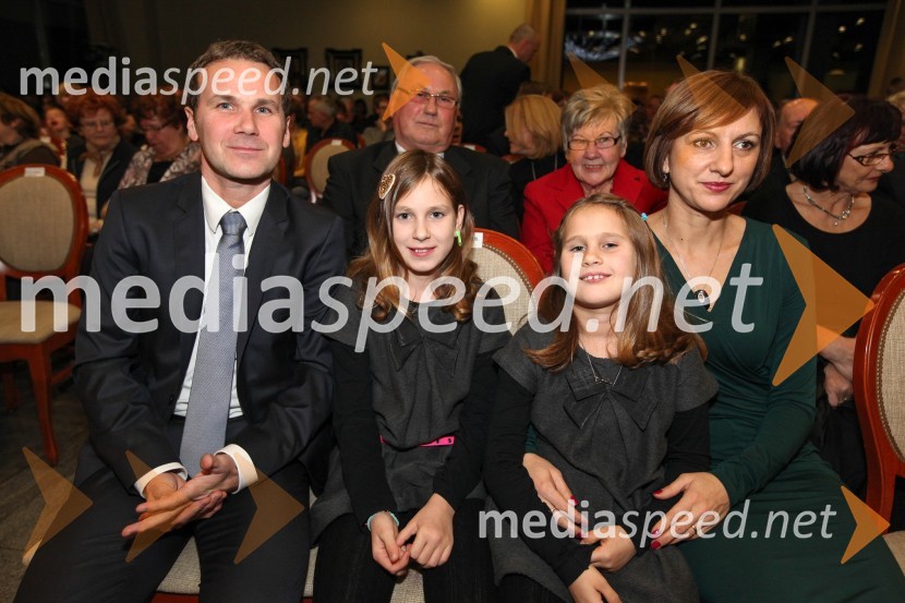 Borut Cvetkovič, direktor podjetja Radgonske gorice; Taša Cvetkovič; Asja Cvetkovič; Alenka Cvetkovič6. Dobrodelni Miklavžev koncert z Aniko Horvat