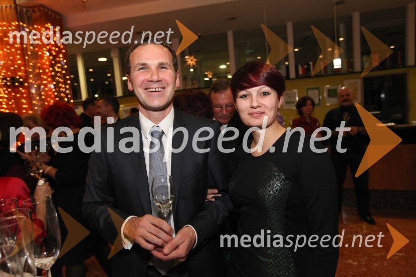 Borut Cvetkovič, direktor podjetja Radgonske gorice;&nbsp;Andreja Novak, vodja marketinga Radgonske gorice d.d.6. Dobrodelni Miklavžev koncert z Aniko Horvat