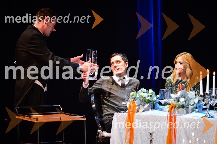 Gašper Konec, glasbenik; Blaž Švab, pevec skupine Modrijani; Katarina Čas, igralkaVikendovi Gongi popularnosti, podelitev 2013