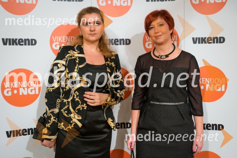 Dolores Podbevšek Plemeniti, direktorica marketinga Delo, d. d.; Mateja 
Košir, odgovorna urednica Vikend in gostiteljica Vikendovih gongov 2013Vikendovi Gongi popularnosti, podelitev 2013
