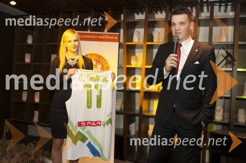 Dea Gojčič, članica Rotaract klub Maribor, Mitja Šeško, Član Rotaract kluba MariborDobrodelni kulinarični večer Rotaract Maribor