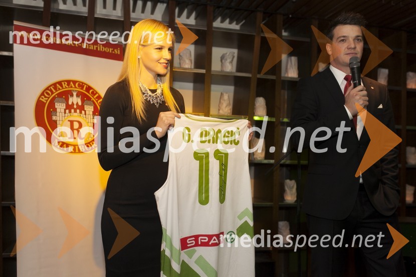 Dea Gojčič, članica Rotaract klub Maribor, Mitja Šeško, Član Rotaract kluba MariborDobrodelni kulinarični večer Rotaract Maribor