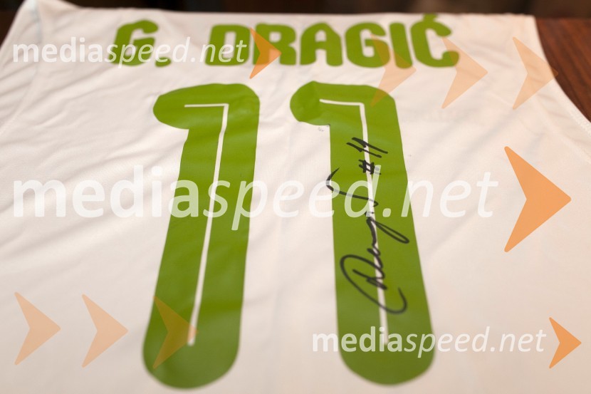 Podpisan dres Gorana DragićaDobrodelni kulinarični večer Rotaract Maribor