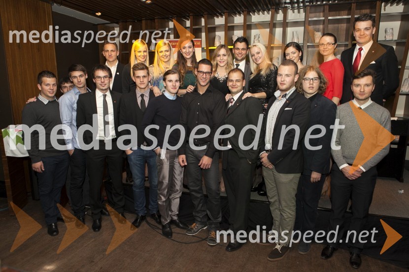 Člani Rotaract kluba MariborDobrodelni kulinarični večer Rotaract Maribor