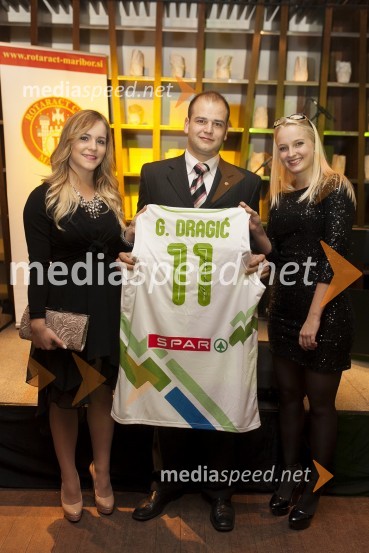 Mateja Zidarič, članica; Dean Fras, predsednik Rotaract Club Maribor; Nina Golob Žvajker, podpredsednica Rotaract cluba MariborDobrodelni kulinarični večer Rotaract Maribor